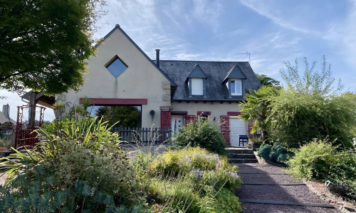 Miniac-Morvan Bed & Breakfast | Between Saint-Malo, Dinan, Mont-Saint-Michel – 3 Bedrooms & Lounge Bedroom
