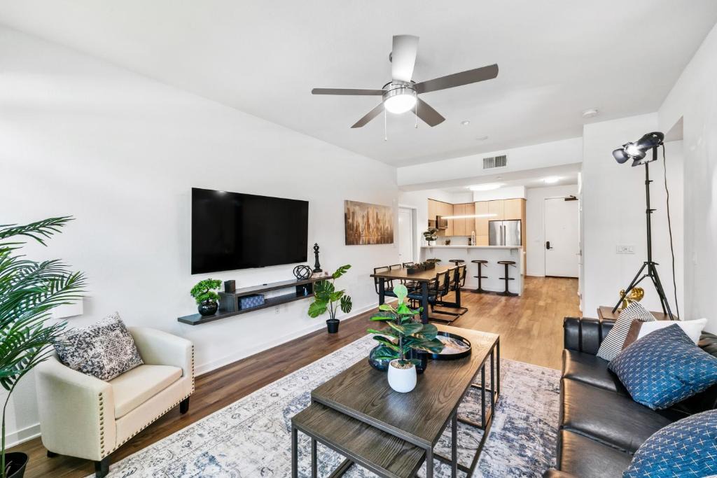 Carthay Circle Apartment | Beverly Grove Chic City Oasis 2 BR Apt with Den 138