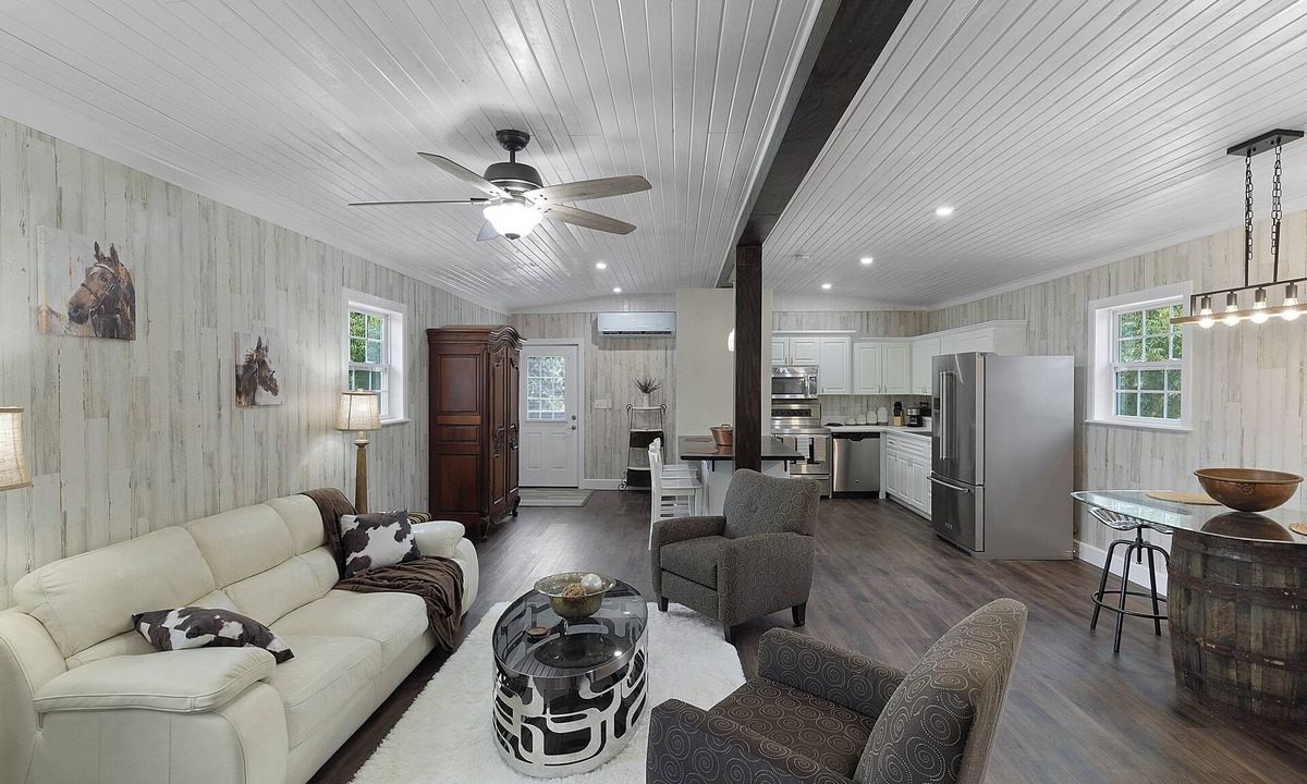 Howey-in-the-Hills House | Beyond Charming Luxury Barndominium - Get away without going far away!