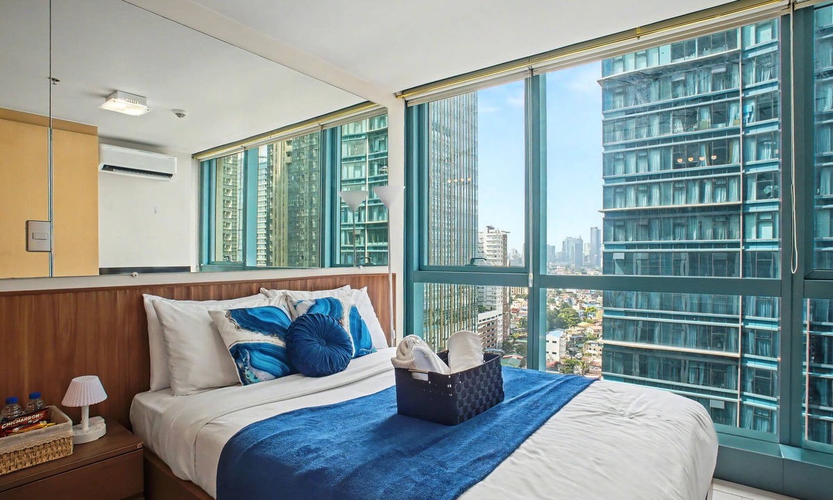 Bonifacio Global City Condo | BGC 1BR, Steps to Mitsukoshi & Uptown Malls, 300Mbps Fiber 19C2