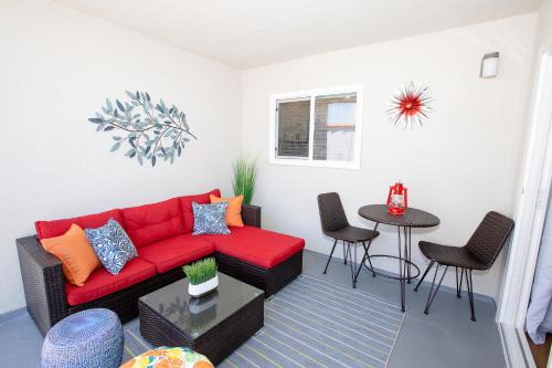 Alamitos Beach Apartment | Big Balcony - Parking Spot - King Bed - Fast WiFi