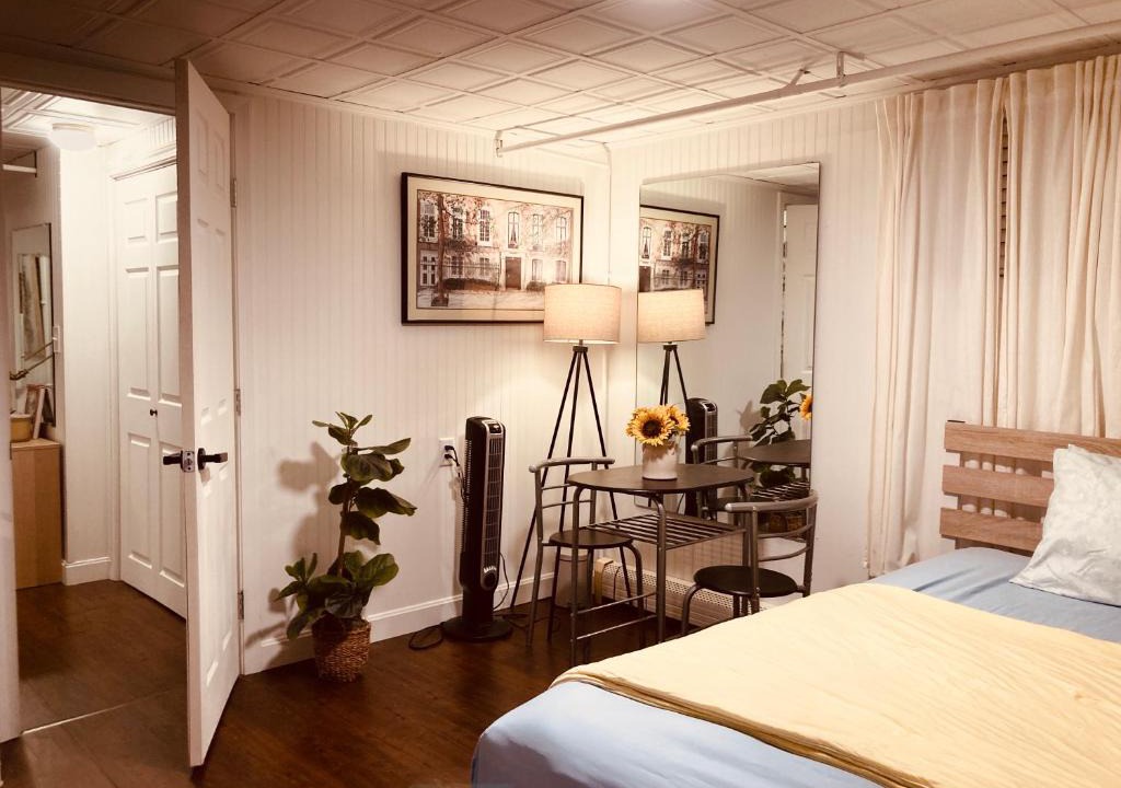 Framingham House | Big Bedroom on Lower Level, 65 inch TV, Netflix, Desk, Dining Table, Framingham Center