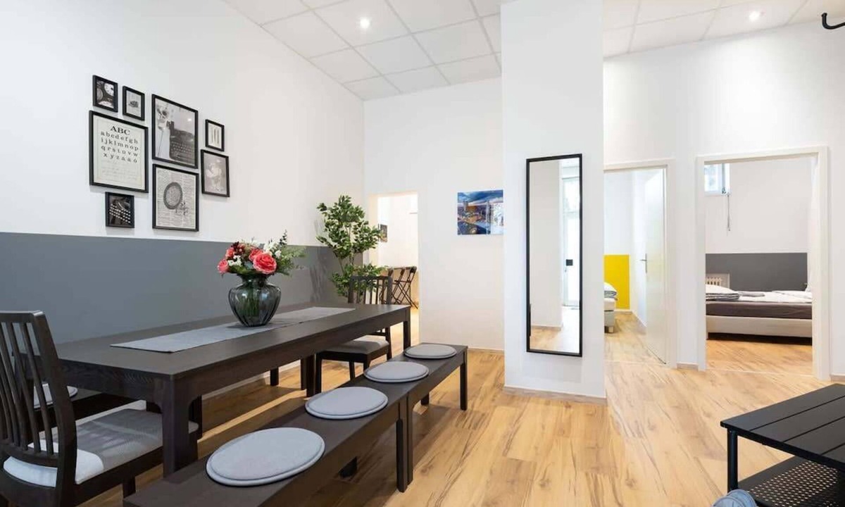 Neuhausen Apartment | Big Central Apartment near Rotkreuzplatz with 3 BR for 12 PAX