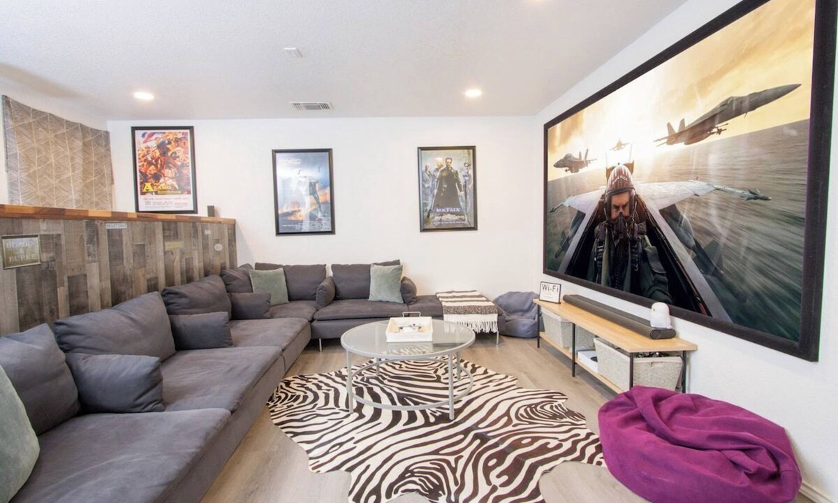 Southside House | Big Family House w Theater Pool table