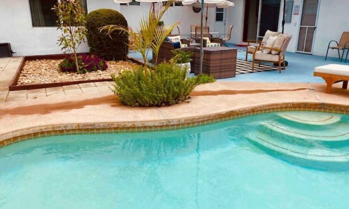 Rustic Lane House | Big furnished house, huge pool, 4 beds ALL NEW FURNITuRE!