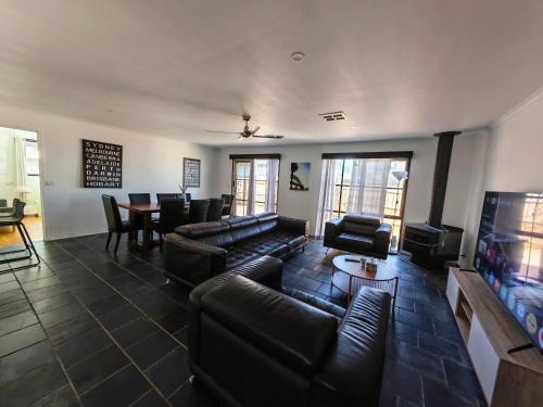 Craigieburn House | Big House-Sports Hub, Train, Craigiebn Plaza, Airport