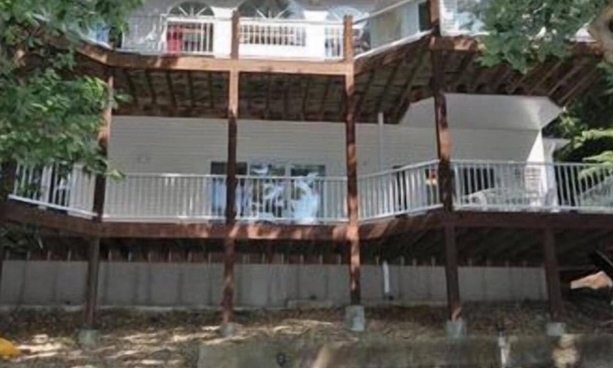 Roach House | BIG ISLAND TIME Lakefront Family Vacation Home-4 Bd-3.5 Bth-Sleeps15-Cove-Dock