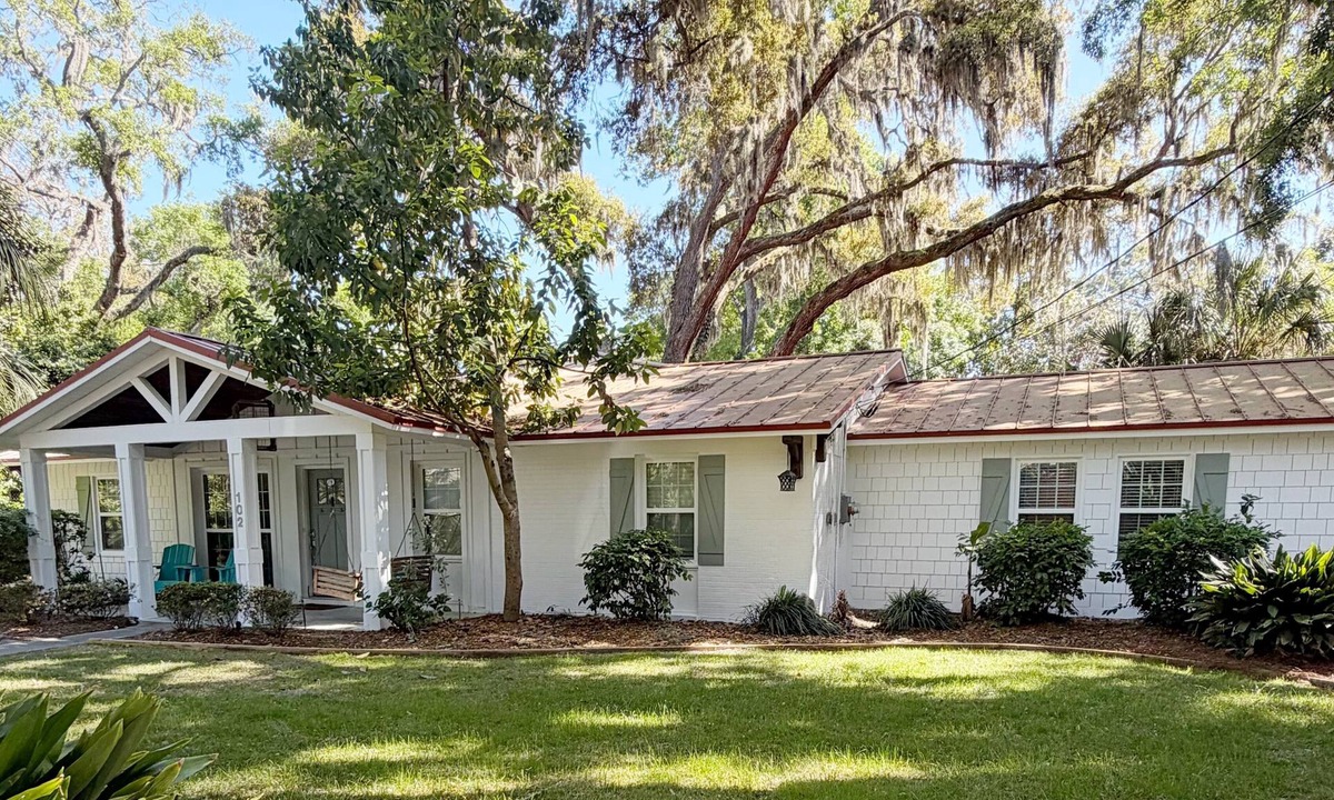Saint Simons Island House | Big Luxury Island Style 5 Bed 3 Bath One level Sleeps 9 Quiet Street GR8 Locati