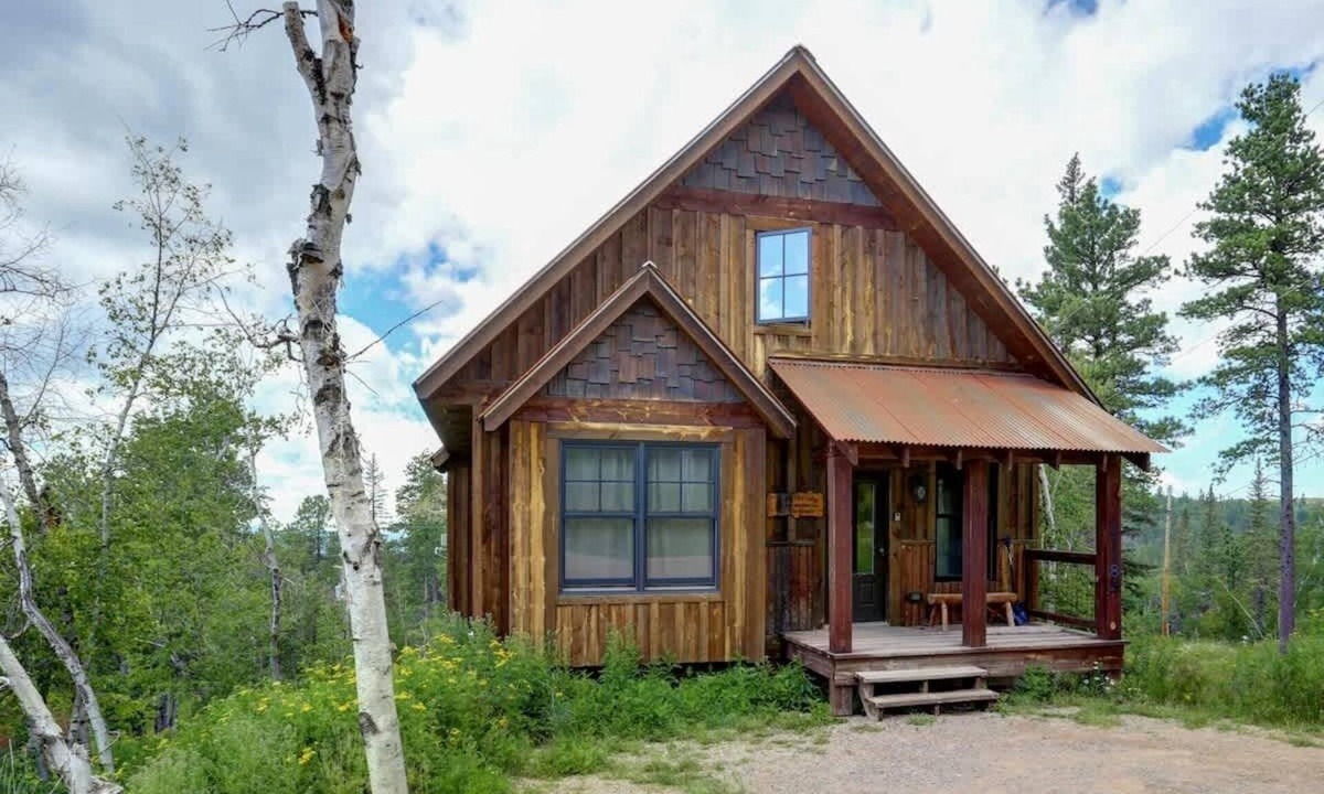 Lead House | Big Pine Lodge – Rustic charm, hot tub, pet friendly, and room for 12 near Terry Peak!