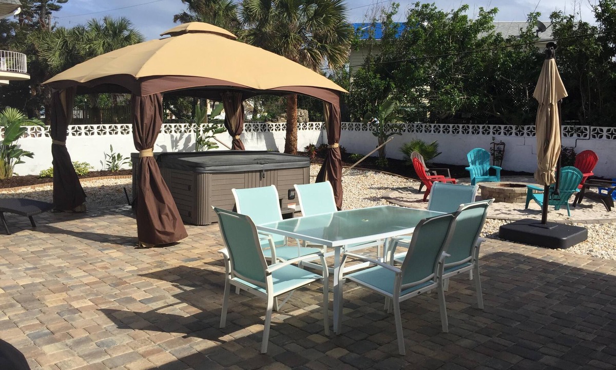 Madeira Villa Madeira Villa House | BIG SURF - Very large Beach Home with Hot Tub — 5 Star Rated !