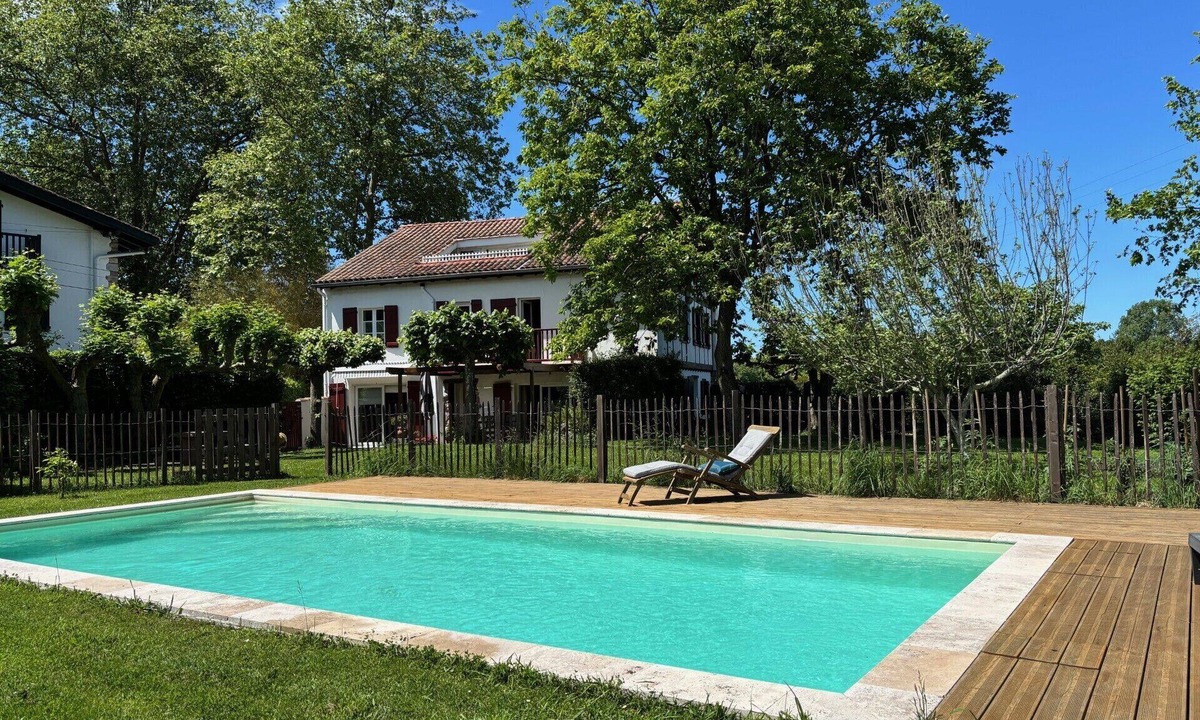 Ascain House | Big traditional basque villa with enclosed garden