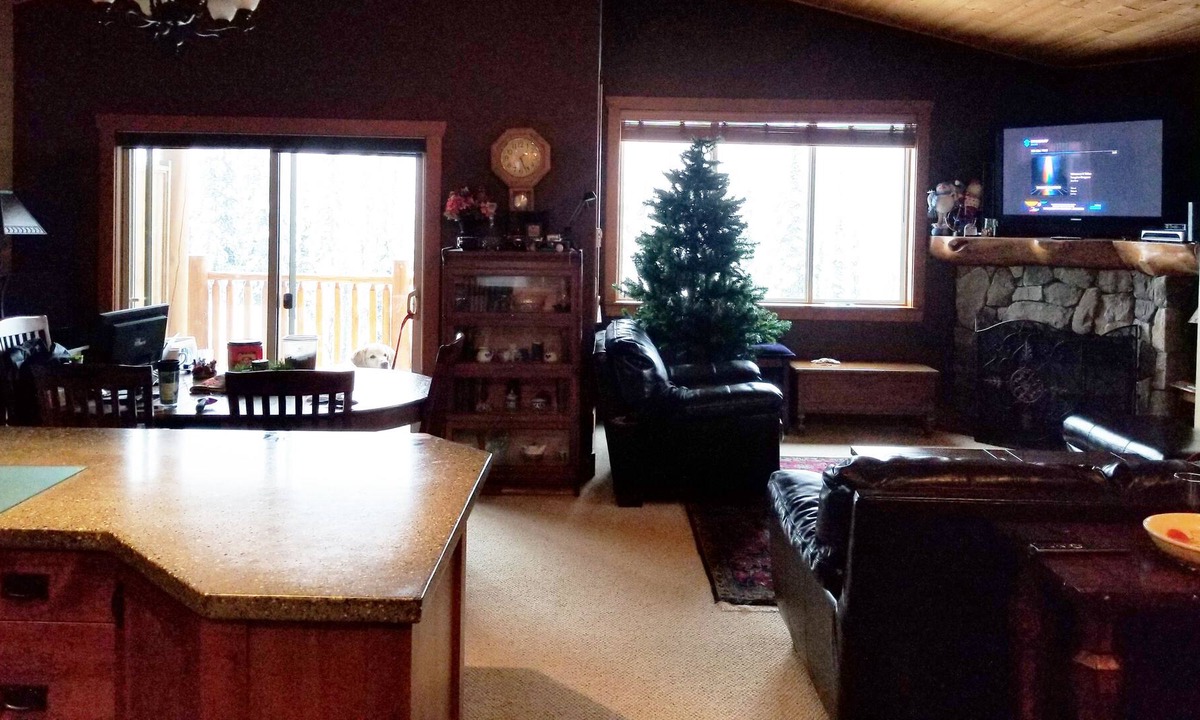 Snow Pine Estates Condo | Big White 2 Bdrm 2 Bath, 12' vaulted ceilings, 70 inch TV, Hot Tub