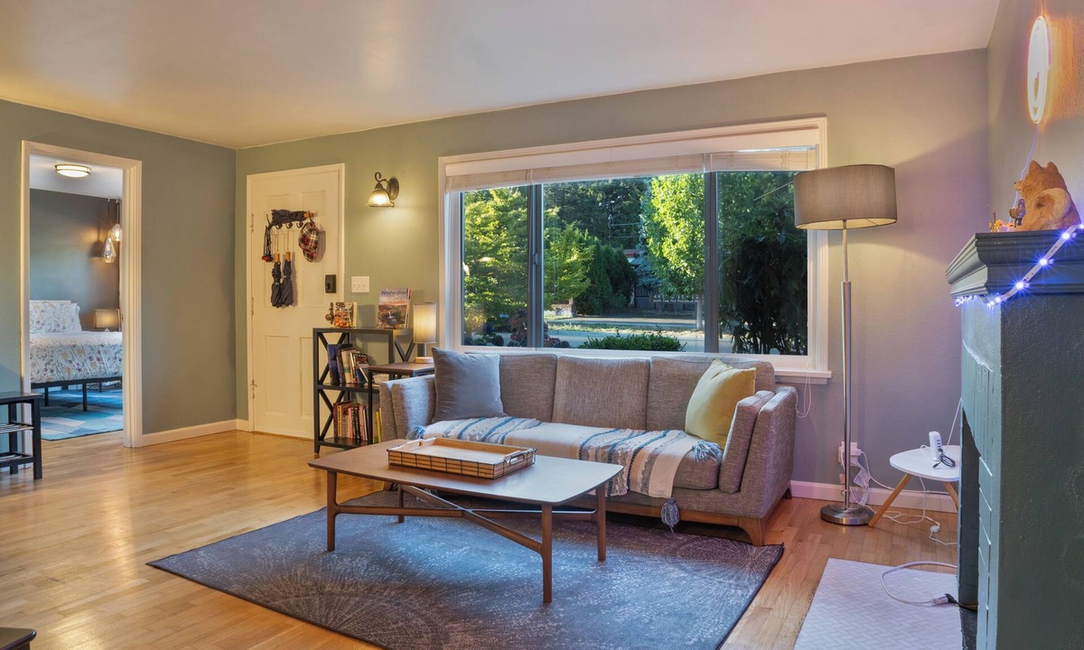 Northgate House | Big Yard + BBQ ~ Walk2Coffee ~ FullKitchen ~ Cozy & Spacious