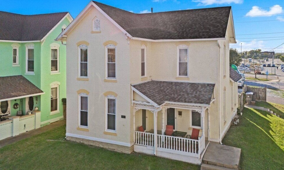 Babe Denny House | Big Yellow-4 Bedroom Walk To Everything Downtown!