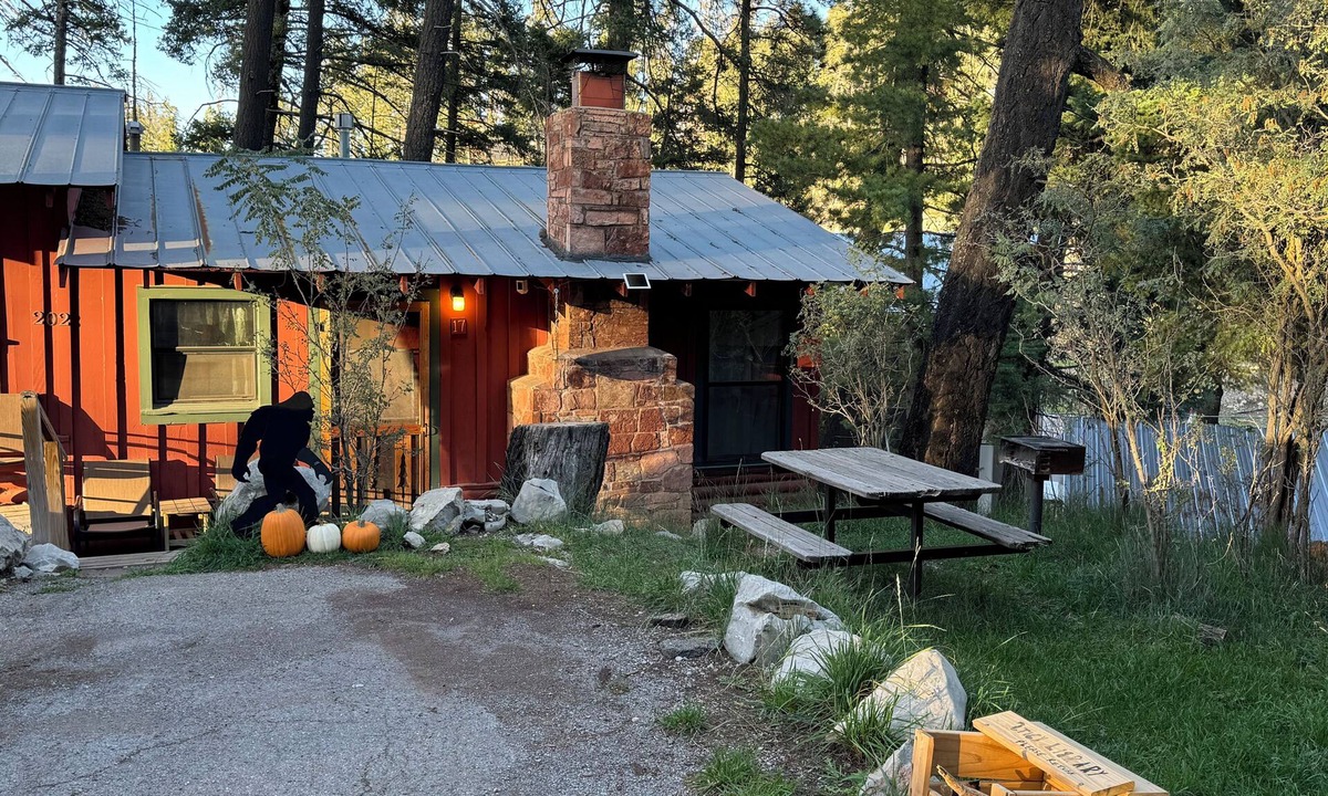 Cloudcroft Cabin | Bigfoot's Bunkhouse! Cozy Cabin, Cool Breeze Dogs Welcome! 45 min to white sands