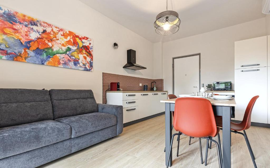 Stazione Apartment | Bilocale rosa con terrazzo 5 minuti dalla stazione