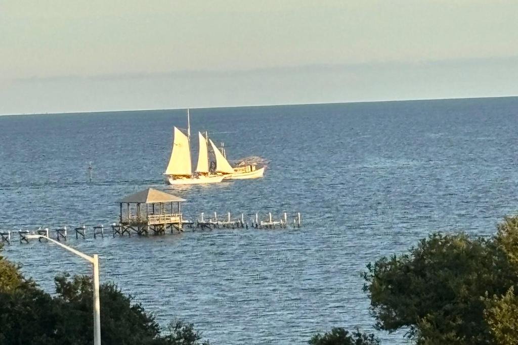 Biloxi House | Biloxi Beach Bliss: Condo w/Gulf-View Balcony!