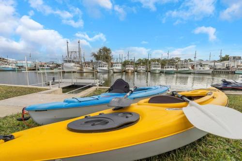 Spring Hill House | Bimini Breeze Retreat-Direct Gulf Access, Dock, Arcade Games, Fire Pit