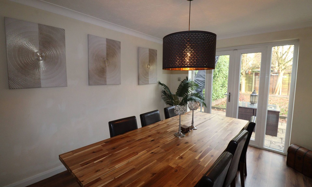 Binfield House | Binfield: Spacious Spectacular Five Bedroom House