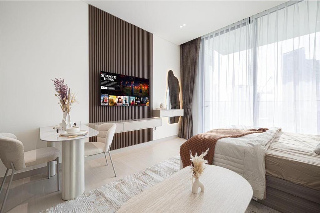 Jumeirah Village Circle Apartment | Binghatti Phoenix - Luxury & Modern Studio - Pool & Gym - Free Parking - JVC