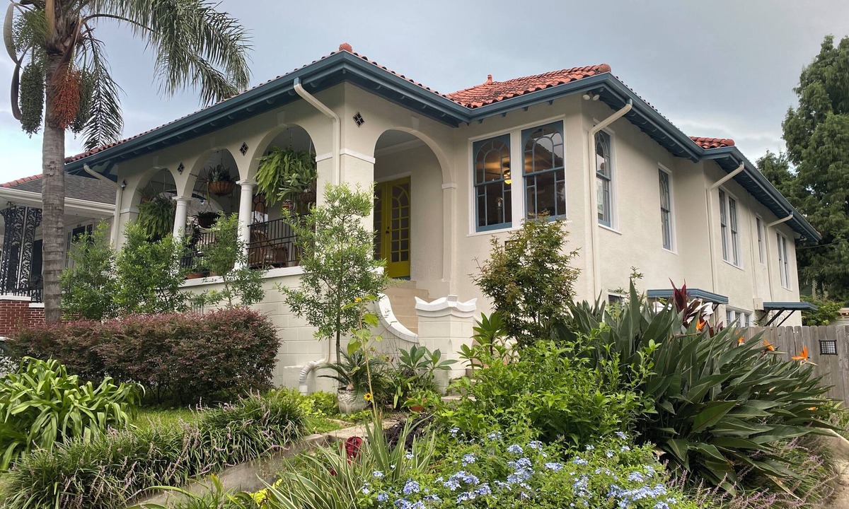 Broadmoor House | Bird-of-Paradise retreat: peaceful + easy parking