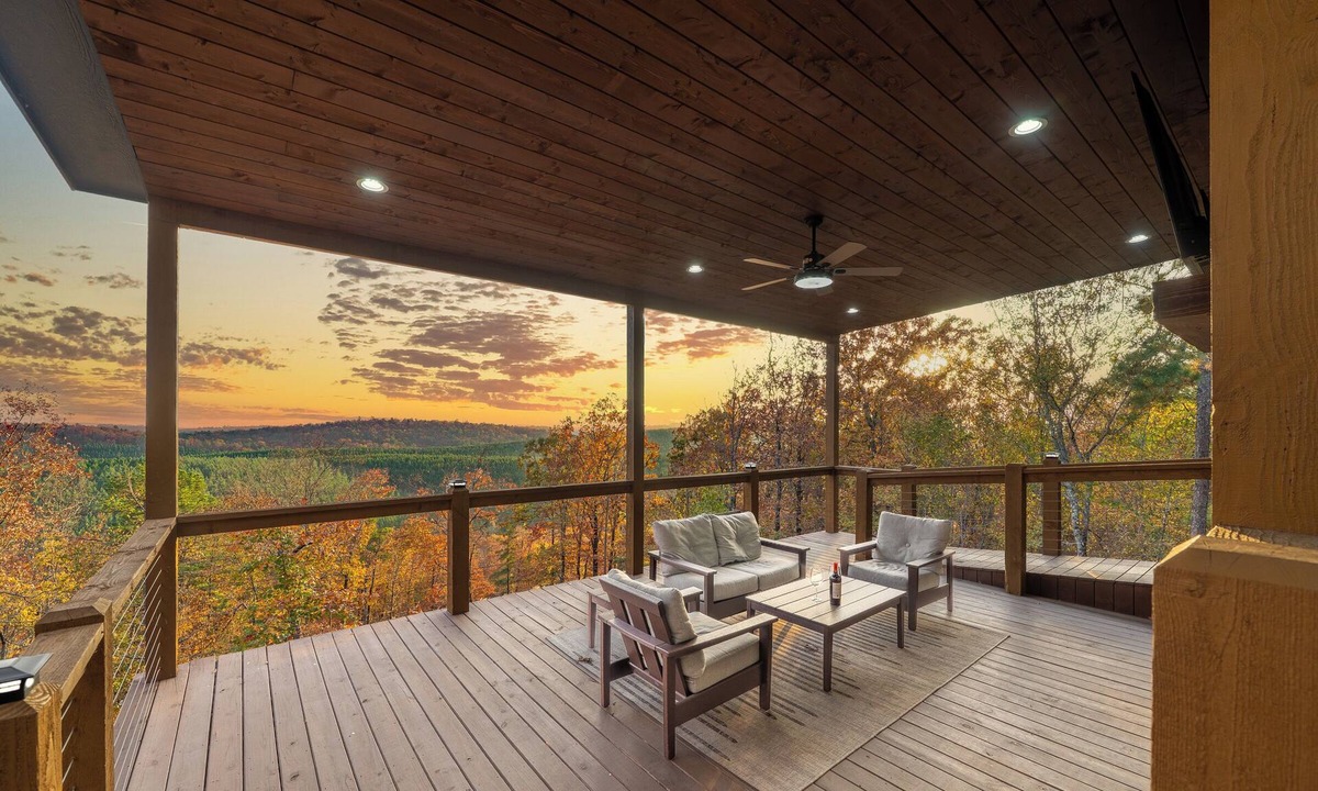 Broken Bow Cabin | Bird's-Eye Mountain Views | Hot Tub · Sunset Deck