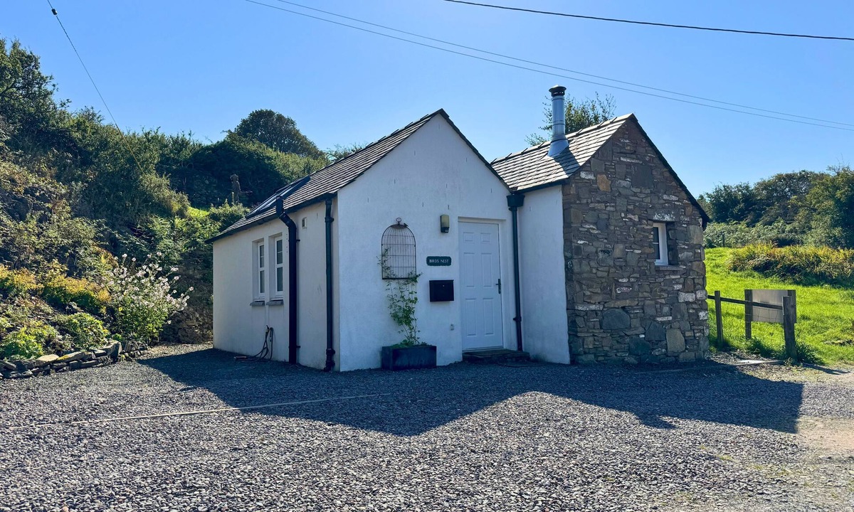 Castle Douglas Cottage | Birds Nest - a cottage that sleeps 2 guests in 1 bedroom