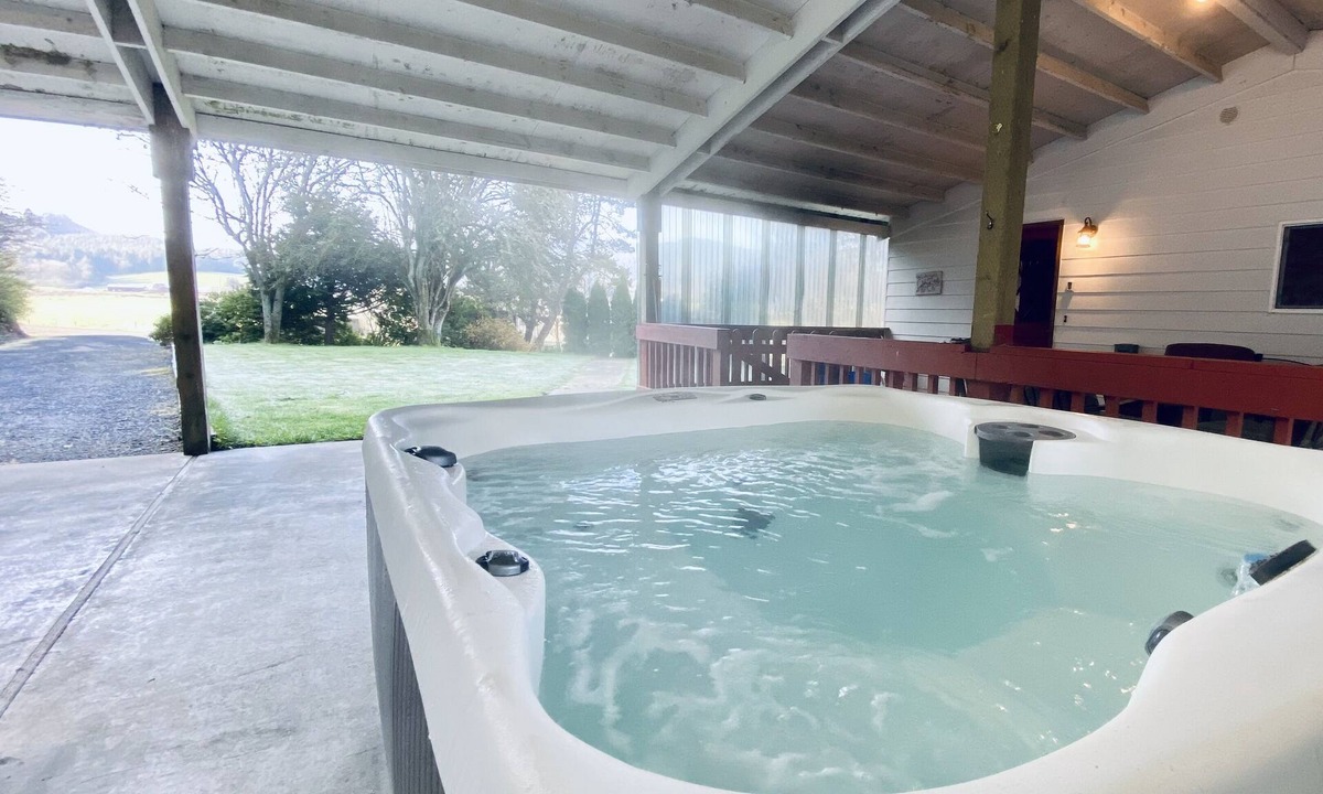 Cloverdale House | Birds Paradise - Private, peaceful retreat with a hot tub