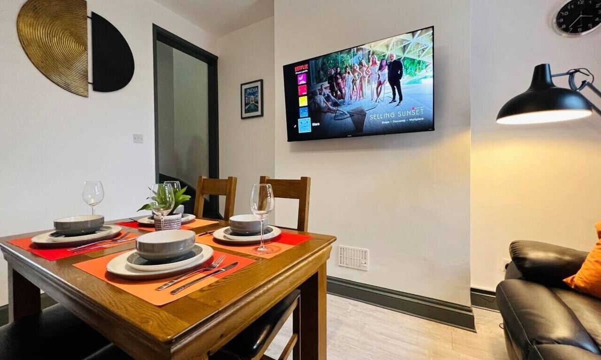 Nottingham Villa | Birkin House - Work Contractors, Families, Groups