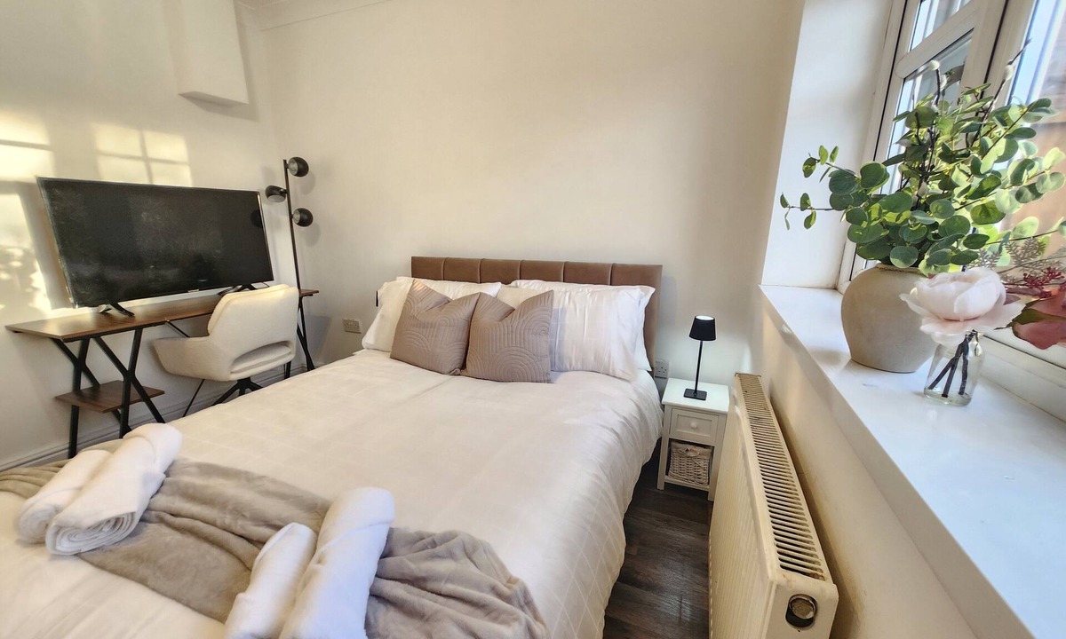 Great Barr House | Birmingham Contractor Stay, 5 Bed, Private Parking, Near M6, Groups