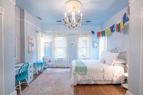 Five Points South Hotel | Birmingham Tree House