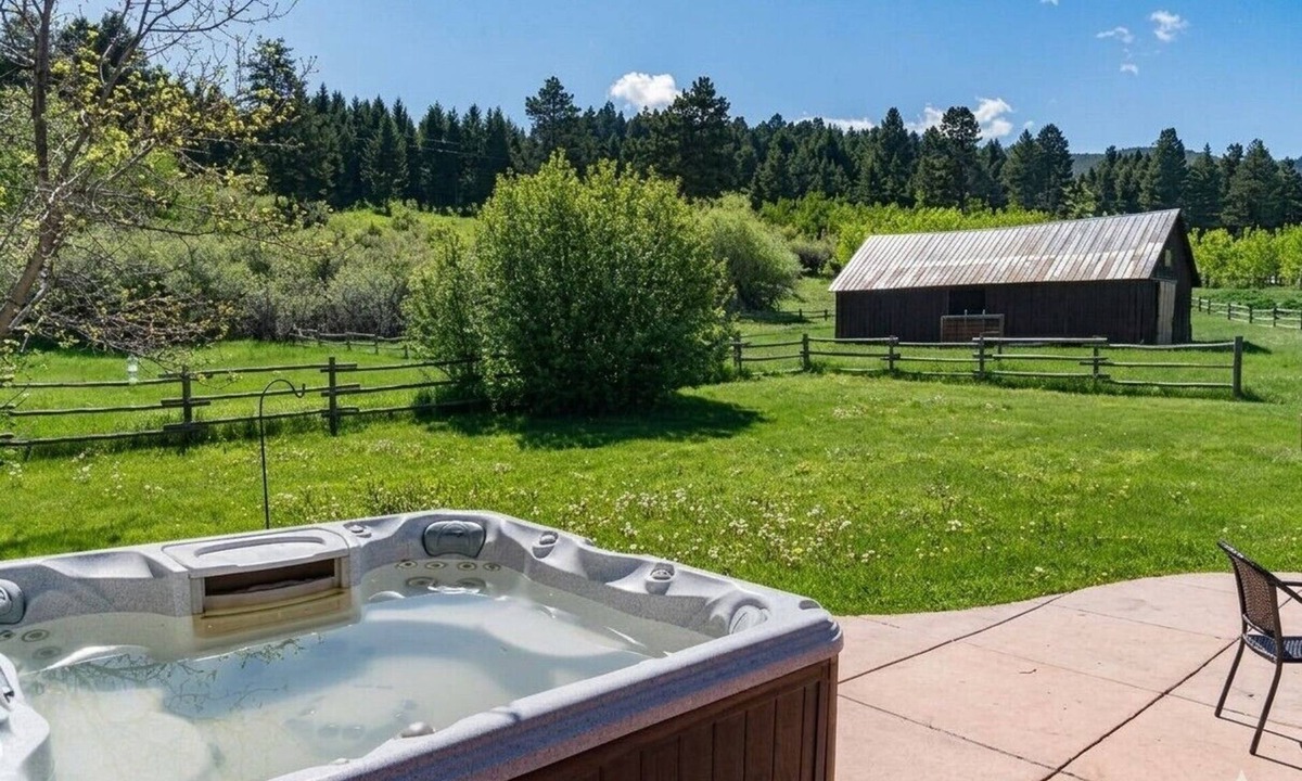 Bozeman House | Black Bear Ranch -Large home near Bozeman's Hyalite Canyon with peace & quiet