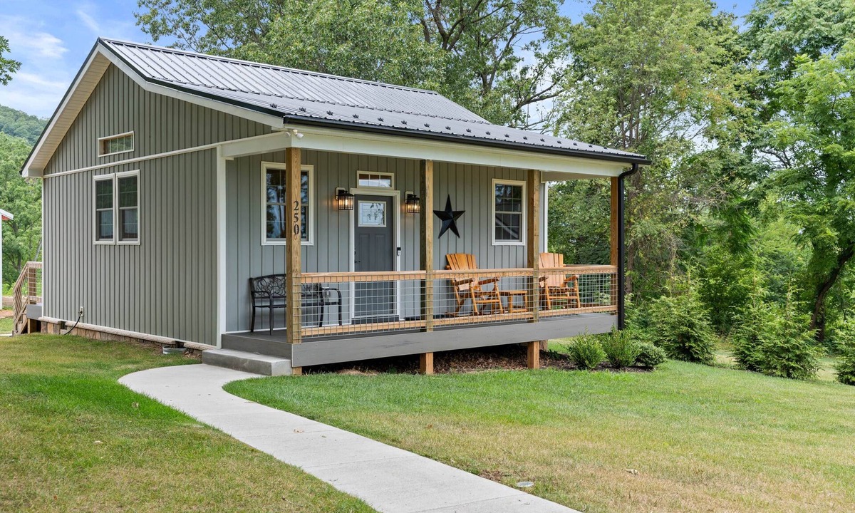 Stanley Cabin | Black Walnut Cottage: A Romantic Couple's Cabin!