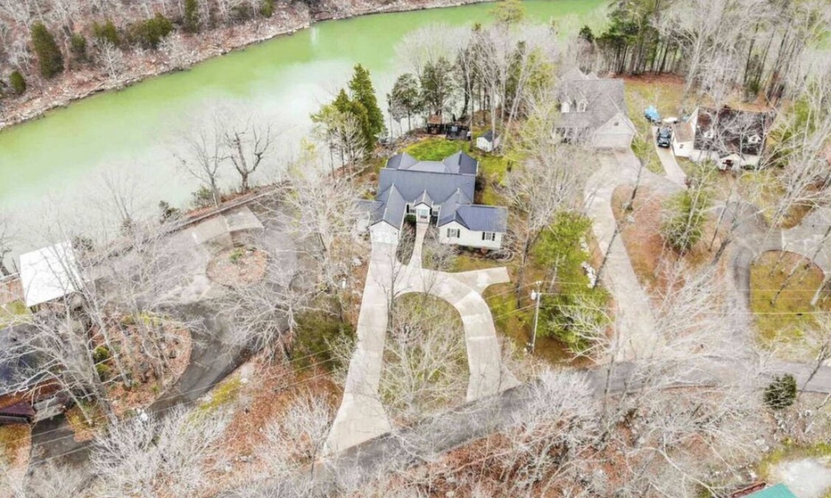 Somerset House | Blackbeard’s Lakefront Bungalow - convenient location with year-round lake views