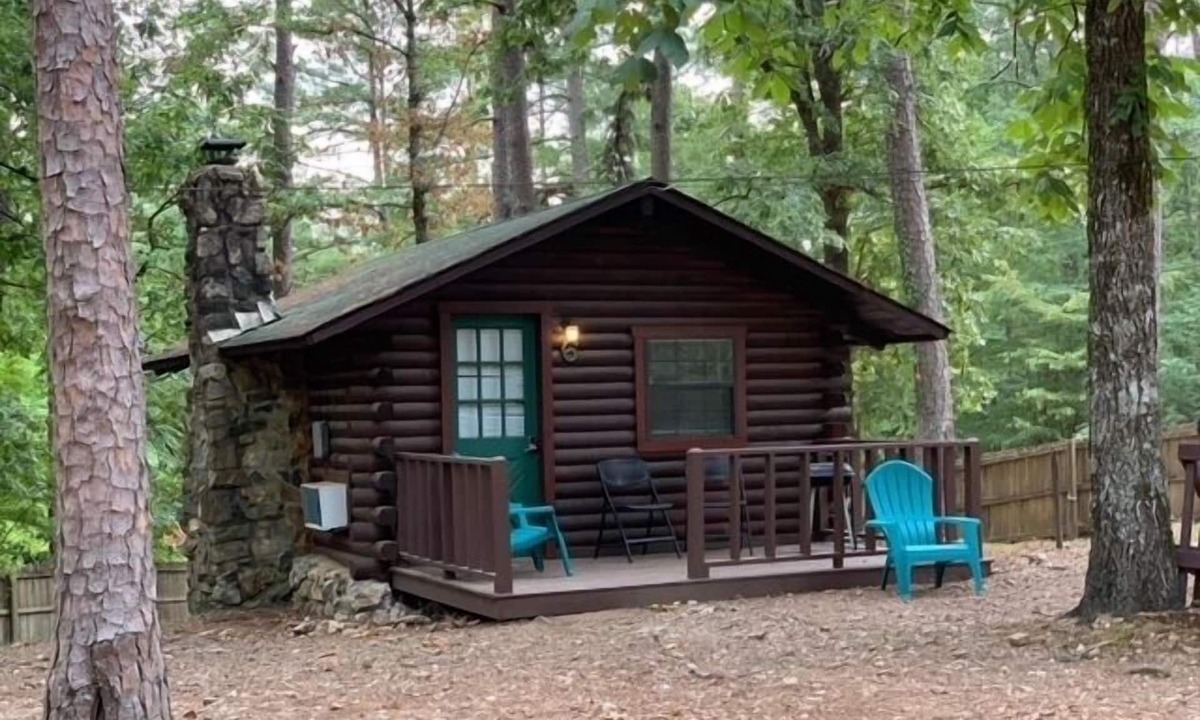 Broken Bow Cabin | Blackberry Bungalow | Sleeps 4 | Fireplace, Fire Pit & Near Beavers Bend