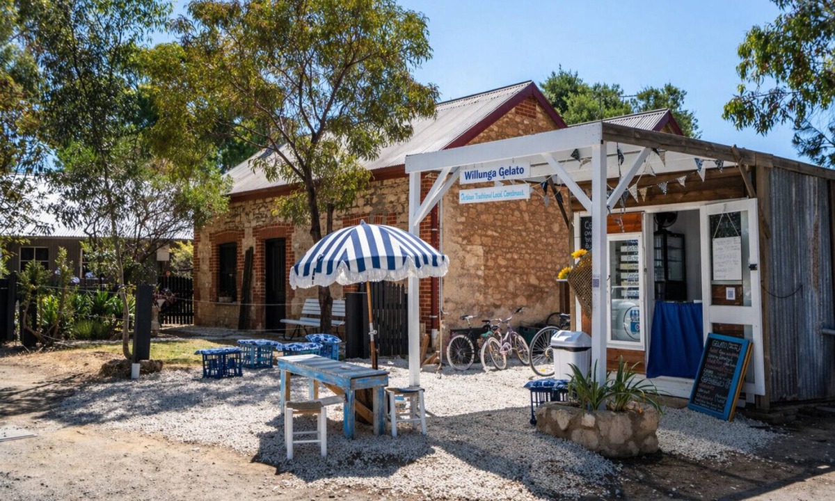 Aldinga Cottage | Blacksmith Cottage—Stay in Blacksmith`s Lively Hub