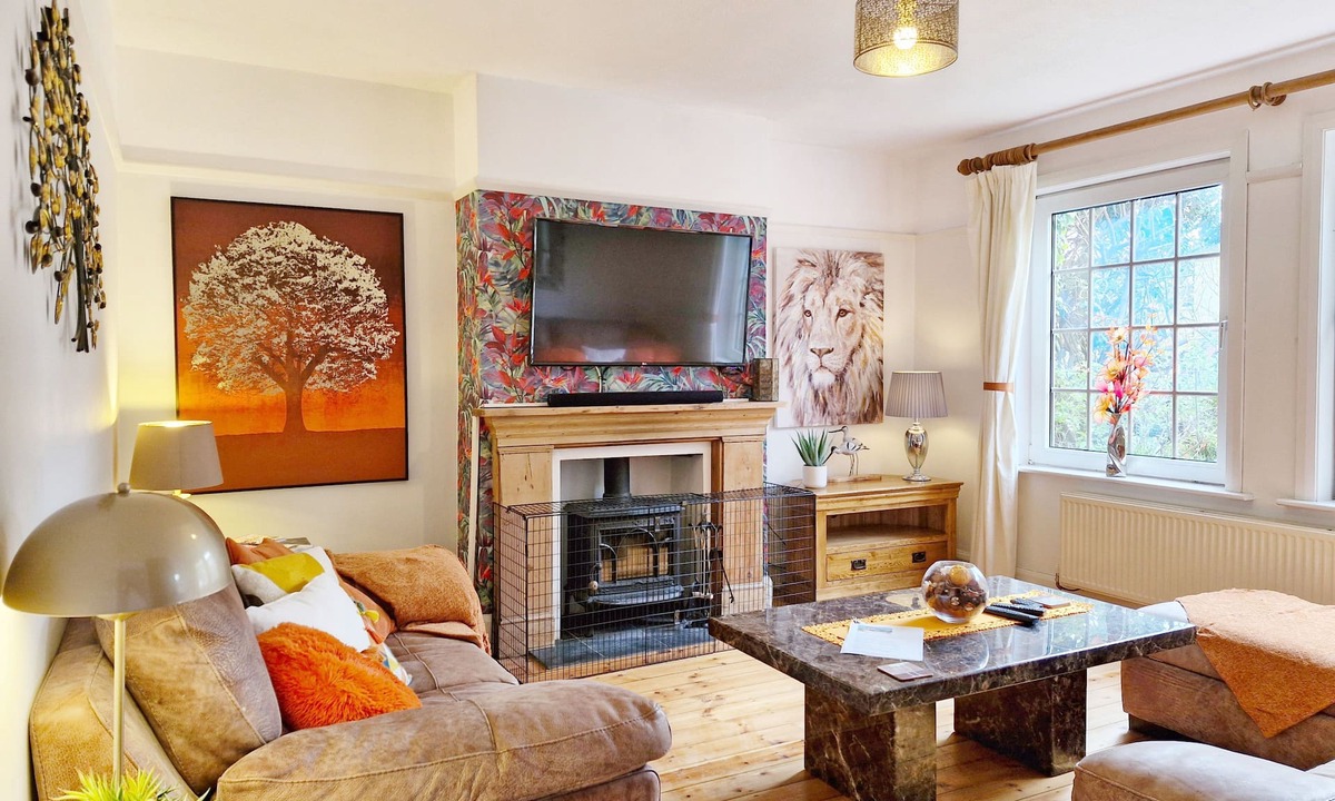 Bosham Cottage | Blacksmiths Cottage - a cottage that sleeps 10 guests in 4 bedrooms