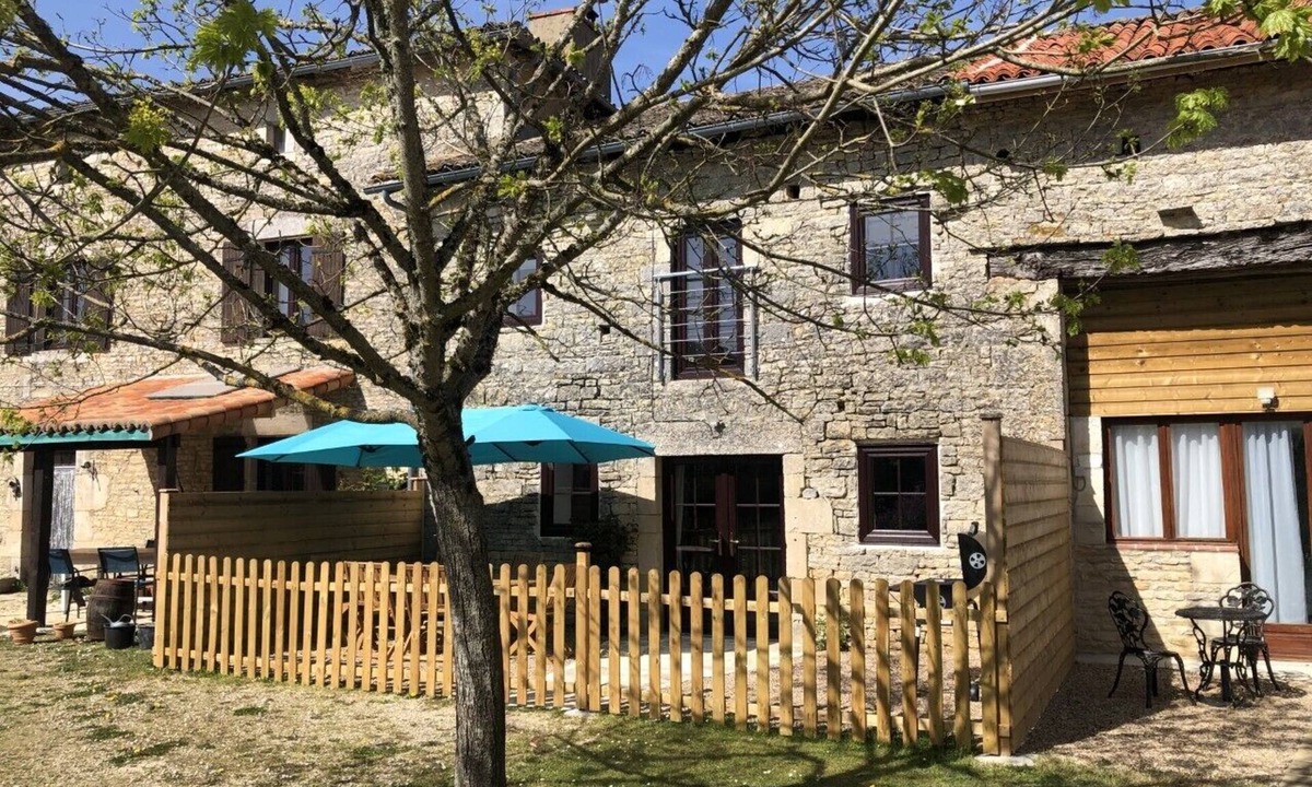 Blanzay House | Blacksmiths Cottage in Blanzay - 3 beds
