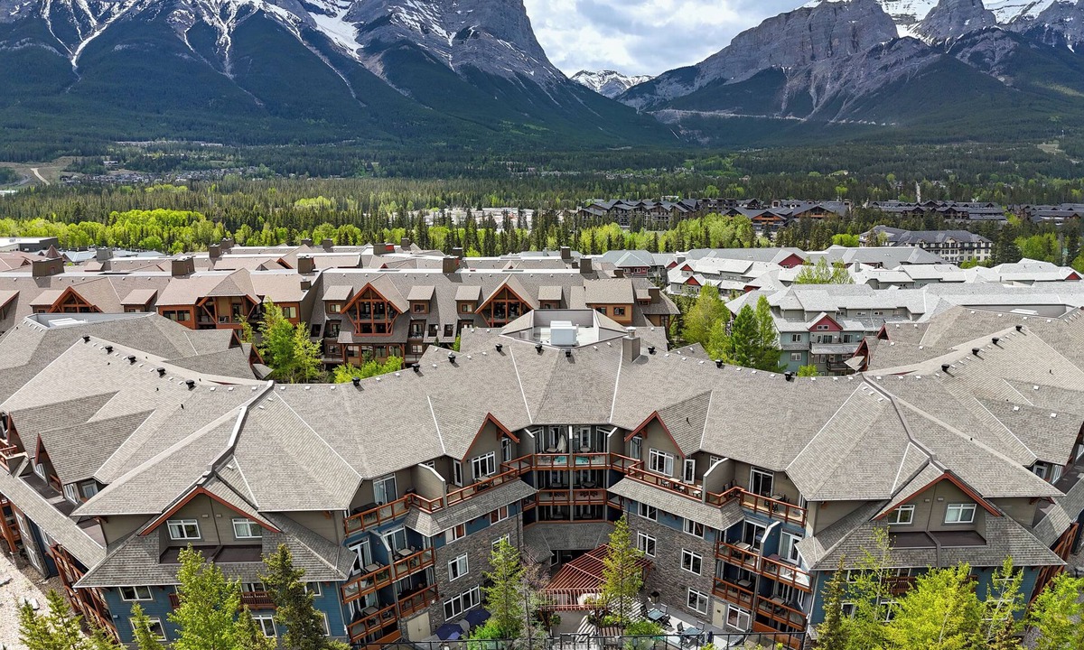 Canmore Hotel | Blackstone Mountain Lodge by CLIQUE