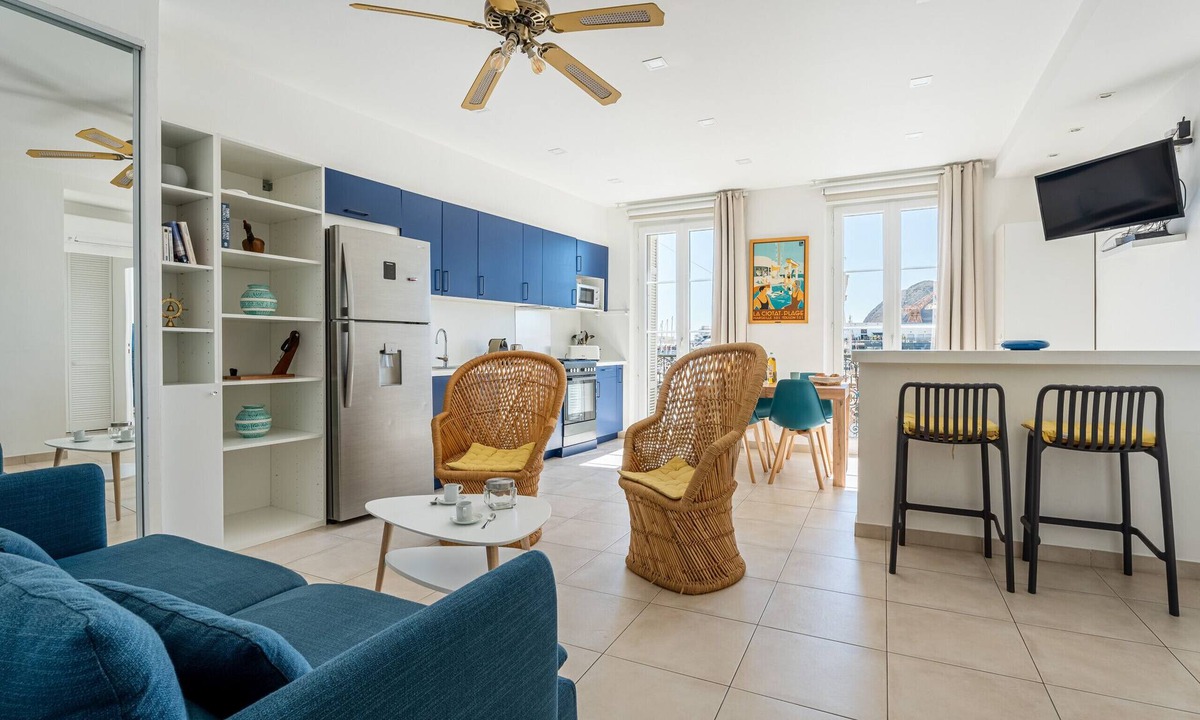 La Ciotat Apartment | Blaveja. Bright & modern apartment. Sea view. AC.