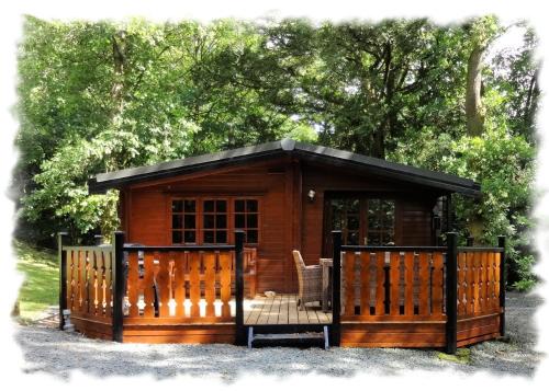Skelwith Bridge House | Blelham Tarn Rustic cabin in tranquil woodland