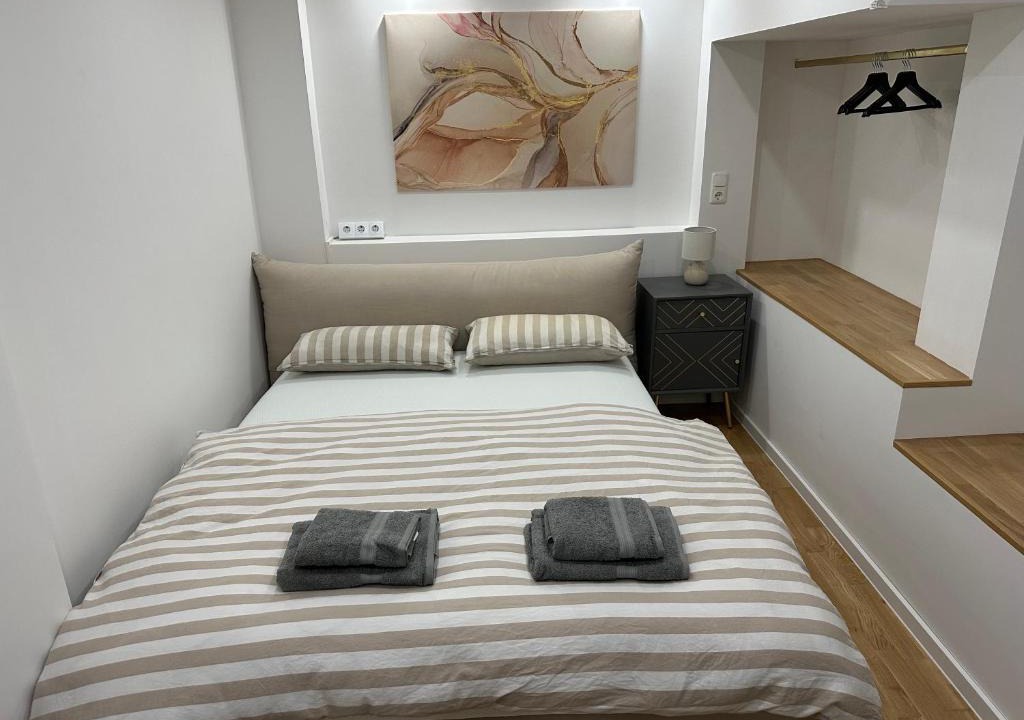 Schierstein Apartment | BLISS - Arbeitsplatz, Docking Station, Netflix
