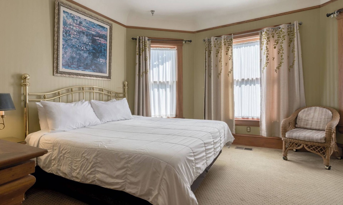 Pacific Grove Hotel | Blocks from Ocean - KING BEDROOM SUITE