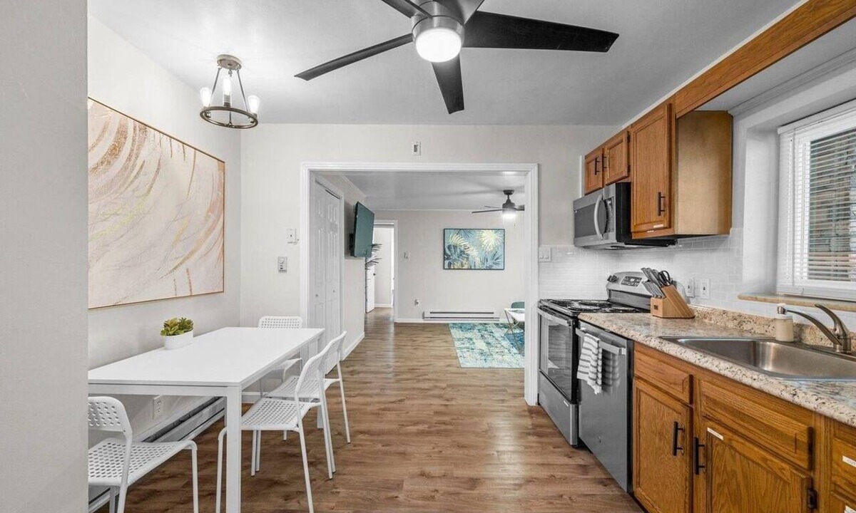 Bloomfield Apartment | Bloomfield, Pittsburgh Large and Accessible 3Bedorom Apartment with Free Parking