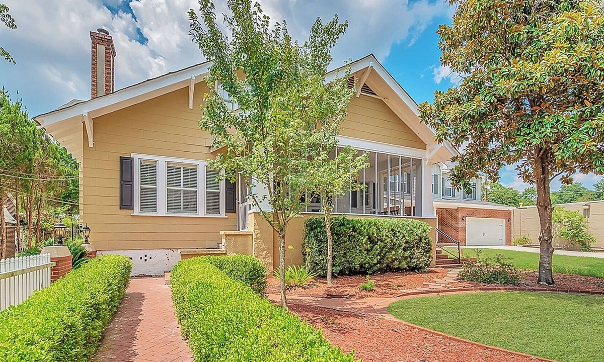 Midtown Apartment | Blooming in Midtown!