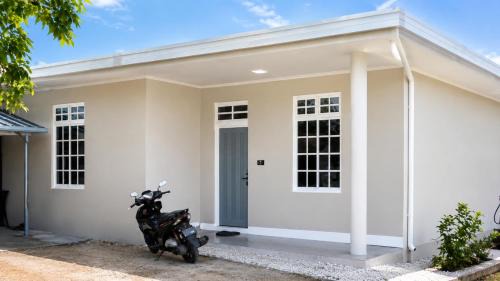 Hanimaadhoo House | blu beds blue Rose Guest House