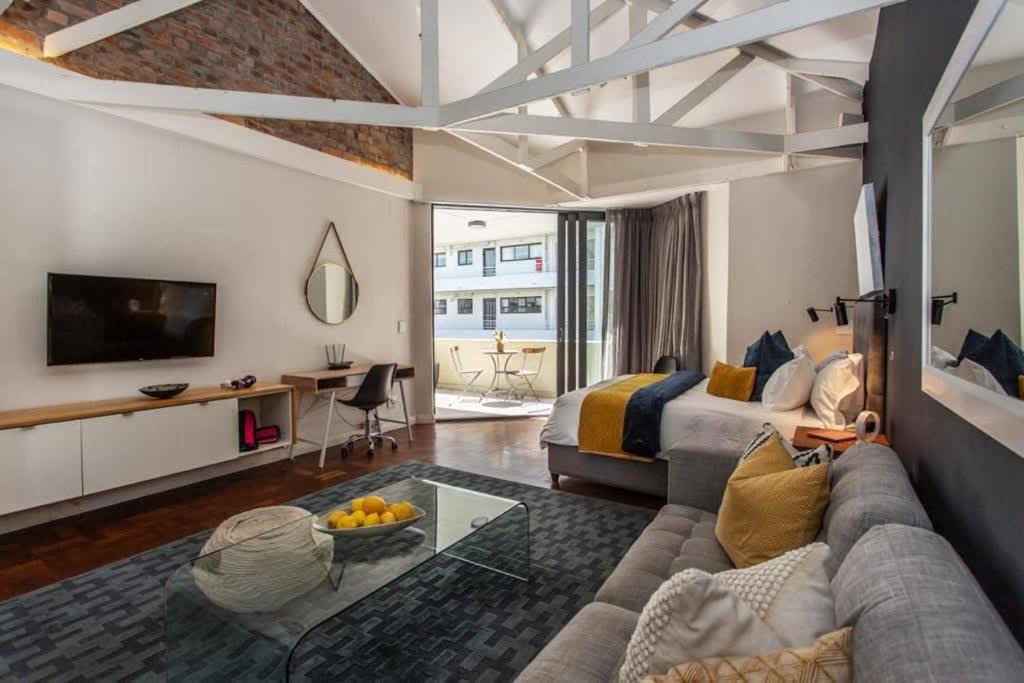 Sea Point Apartment | Blue Beach Studio close to sea in Sea Point 45BW