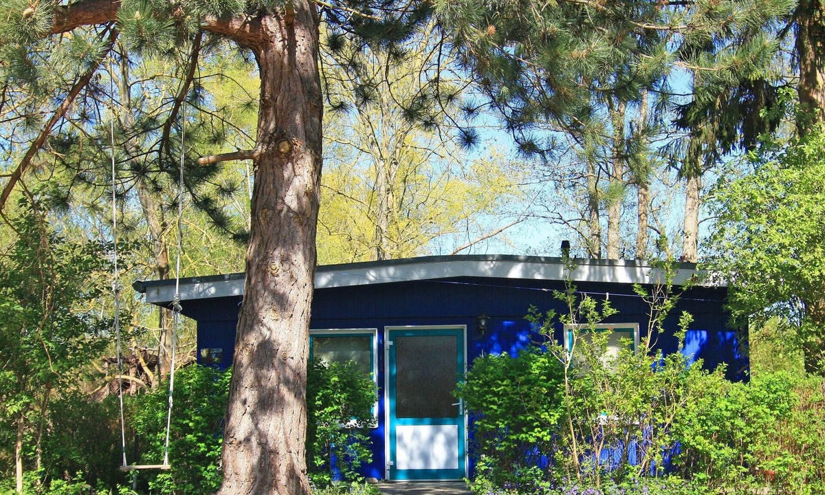 Klein Labenz House | Blue Bungalow by the Lake with Boat, Private Terrace and Wi-Fi