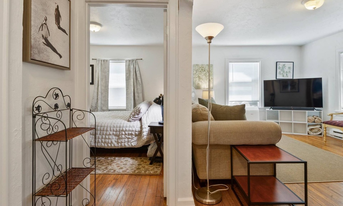 Market District House | Blue Bungalow - Close To Downtown & Autzen 2 Bedroom Home