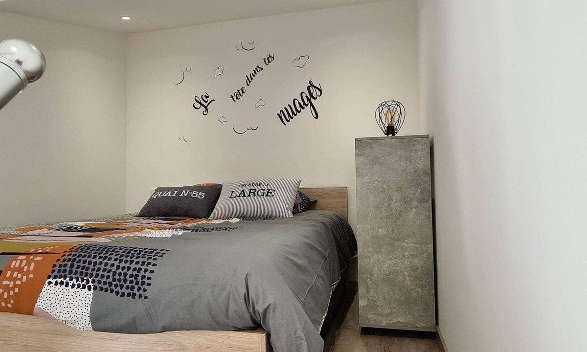 Trets Apartment | blue cloud studio with terrace overlooking the garden and view of Sainte Victoire